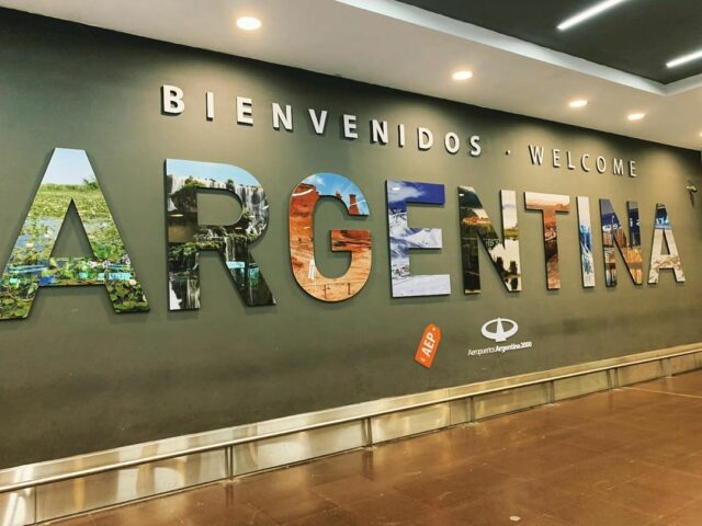 Cartel de bienvenida a Argentina en el aeropuerto de Buenos Aires