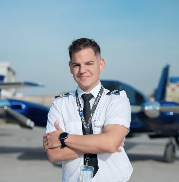 Alumno de ProFlight con uniforme de piloto en el aeródromo